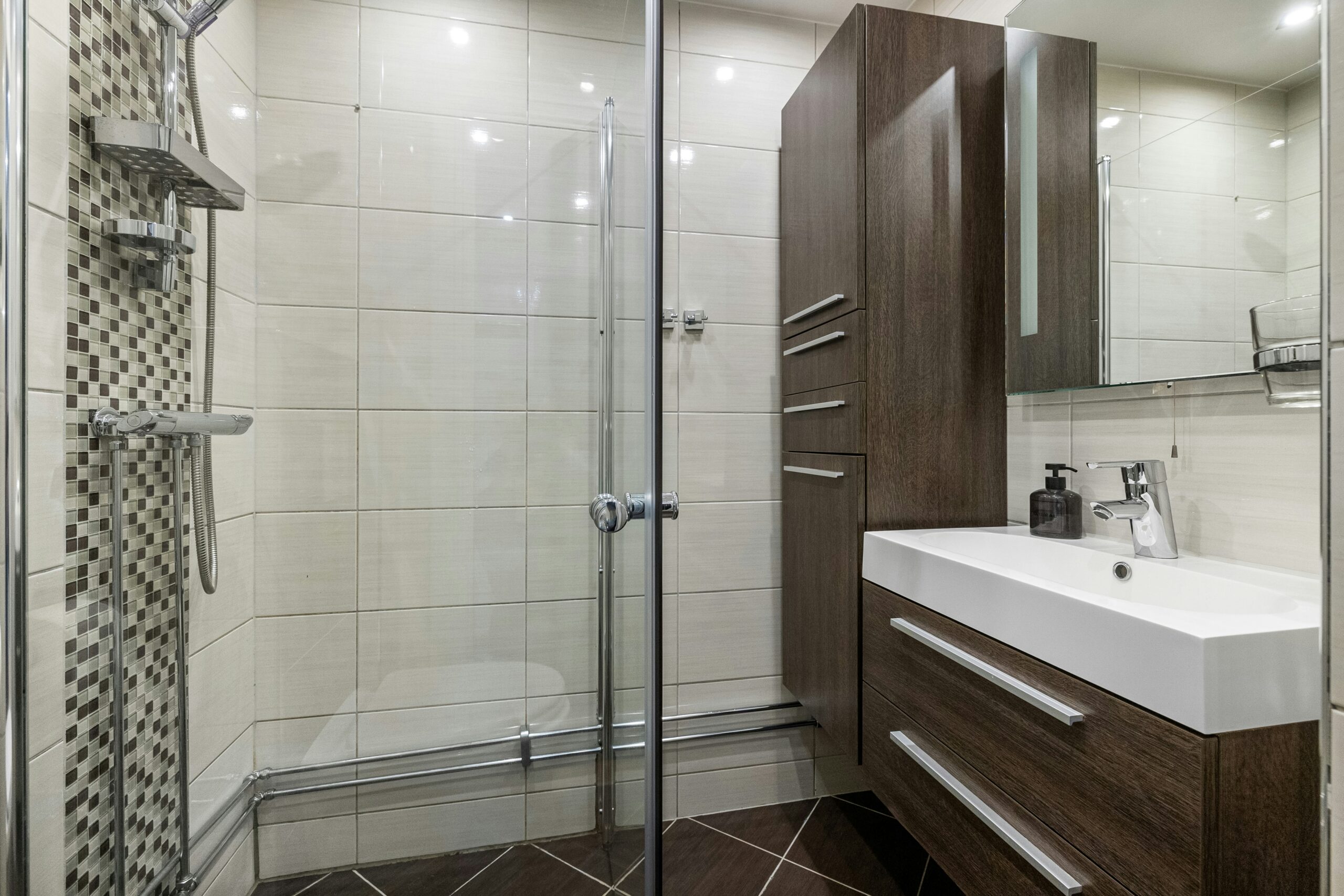 bathroom after a detailed cleaning, comfortable and tidy